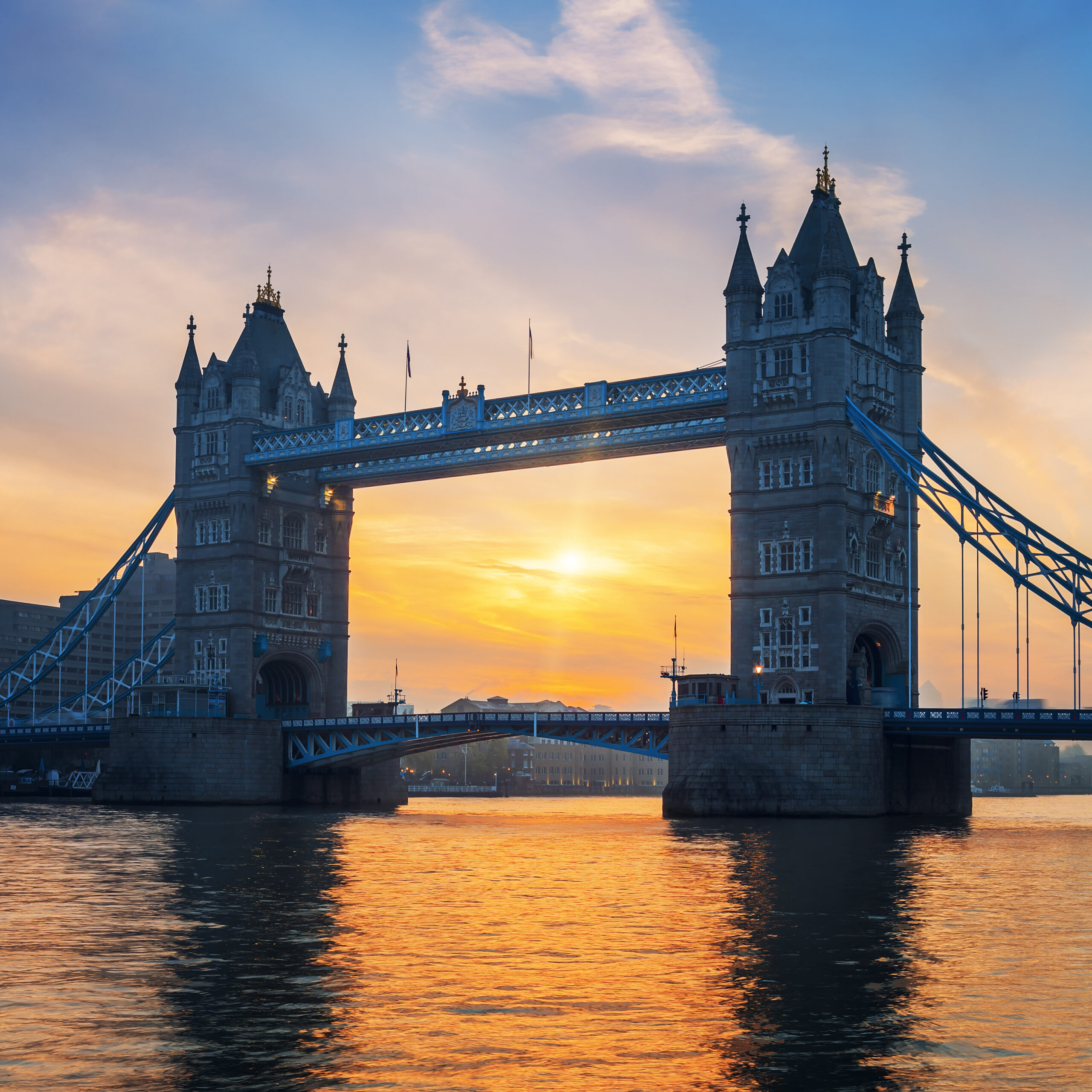 tower bridge sunrise london ()